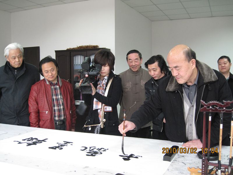 市人大常委會(huì)黨組書記、副主任張法祥在畫展開幕式上題寫“翰墨飄香”.JPG