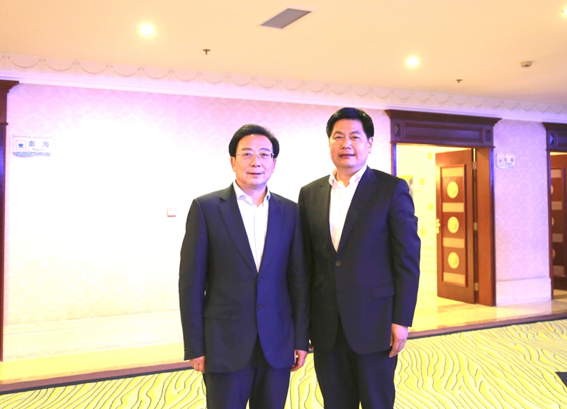 德陽市委書記蒲波與四川現代教育集團董事長蘇華親切合影_副本.jpg