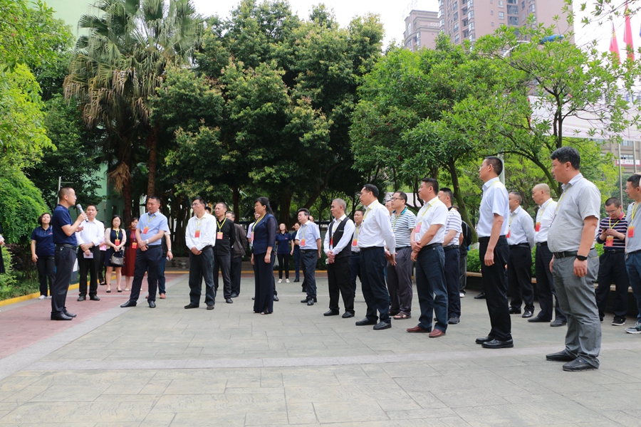德陽市、中江縣人大代表到繼光實驗學(xué)校調(diào)研.JPG