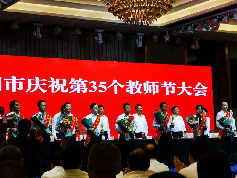 何軍校長(zhǎng)受到市委書記趙世勇親切接見(jiàn)02.jpg