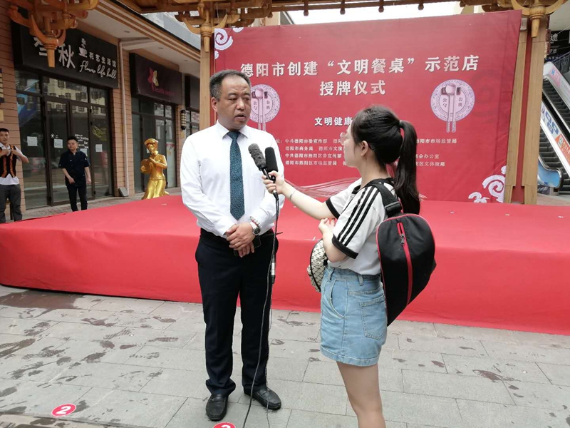1597112880640596.jpg 蜀徽大酒店榮獲“德陽市文明餐桌示范店”榮譽稱號2_副本.jpg