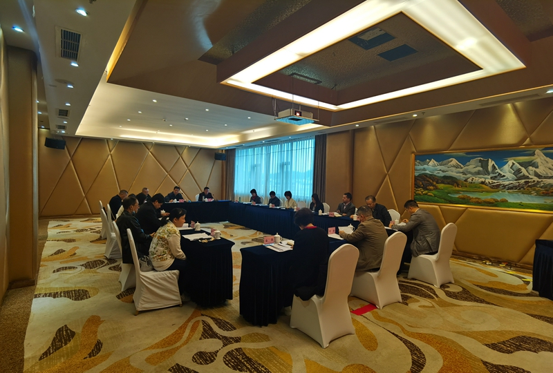 (2020.10.17)德陽外國語學(xué)校召開第五屆理事會第六次會議。蘇華主持會議.jpg