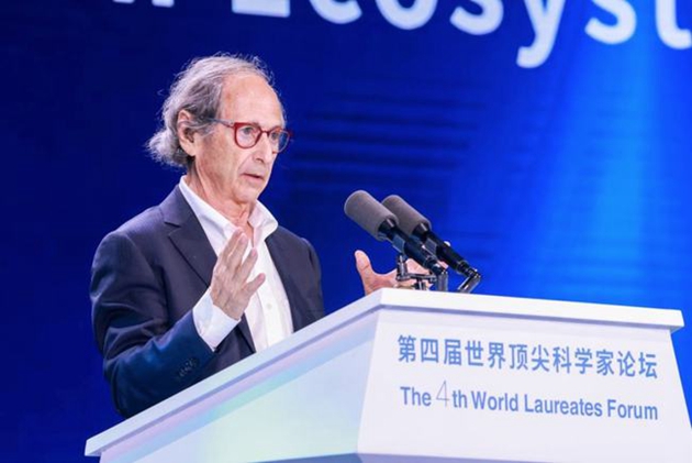 世界頂尖科學家協(xié)會副主席、2013年諾貝爾化學獎獲得者邁克爾·萊維特發(fā)表演講.jpg