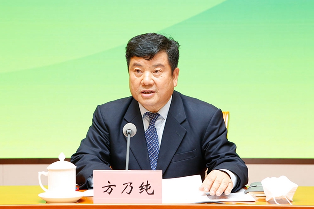 4.中華職業(yè)教育社黨組書記、總干事方乃純主持會議_副本.jpg