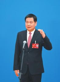3月7日，“委員通道”集體采訪活動上，住川全國政協(xié)委員蘇華接受媒體采訪。 　　新華社記者 陳曄華 攝.jpg
