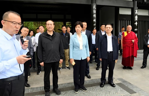 考察組在世園會主會場中華園藝展區(qū)成都園聽取有關情況介紹。記者 姜寒冬 攝.jpg