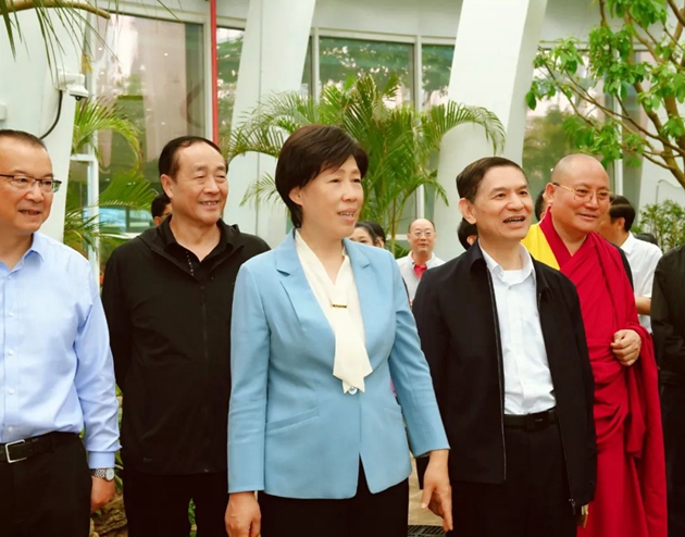 考察組在世園會主會場植物館考察展陳情況。記者 姜寒冬 攝.jpg