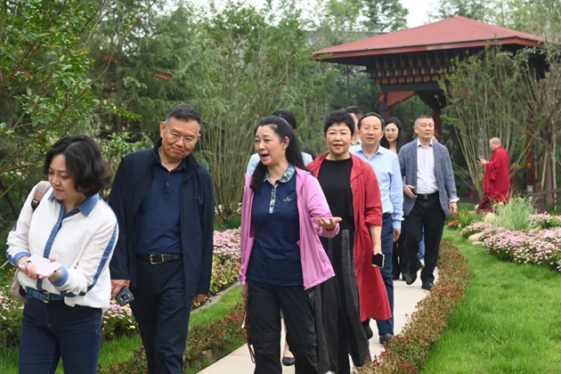 考察組在世園會國際園藝展區(qū)考察。記者 姜寒冬 攝.jpg