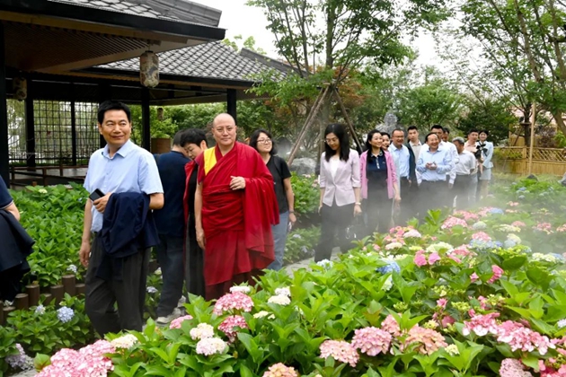 考察組在世園會國際園藝展區(qū)考察。記者 姜寒冬 攝.jpg11.jpg