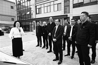 1、調(diào)研組在四川省雅安市漢源縣調(diào)研大學(xué)生電商直播創(chuàng)業(yè)項目以及就業(yè)援助吸納帶動就業(yè)情況。.jpg
