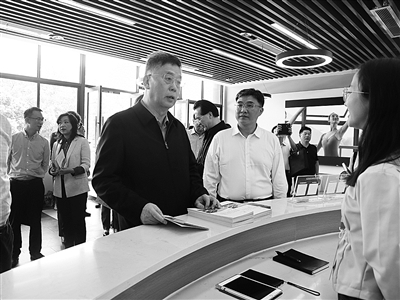 2、調(diào)研組在四川省雅安市漢源縣調(diào)研大學(xué)生電商直播創(chuàng)業(yè)項目以及就業(yè)援助吸納帶動就業(yè)情況。.jpg