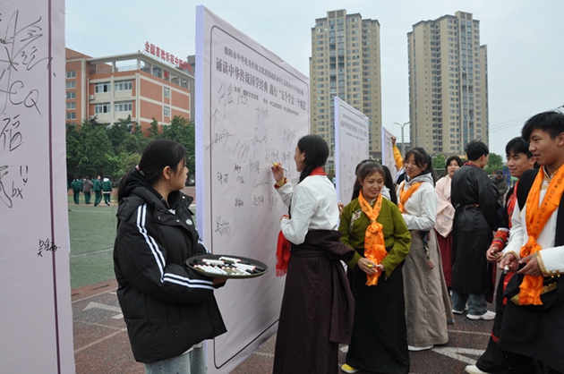 誦讀中華傳統(tǒng)國(guó)學(xué)經(jīng)典，踐行“五個(gè)學(xué)會(huì)三個(gè)規(guī)范”3.jpg